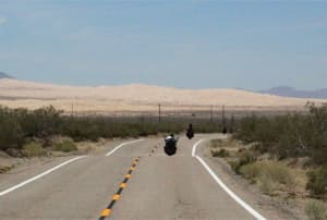 Creuarem el desert de Mojave amb moto per carreteres de somni